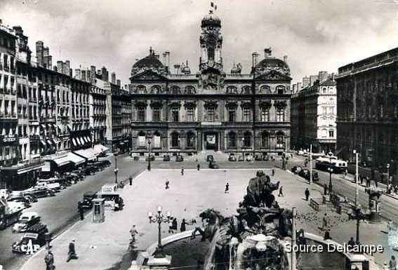 69 Lyon La Place des Terreaux V.jpg